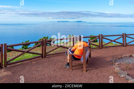 Dal paesaggio all'isola di Graciosa attraverso il punto panoramico e l'area ricreativa con altalena in cima alla Faja de Joao Dias. Foto Stock