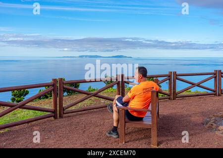 Dal paesaggio all'isola di Graciosa attraverso il punto panoramico e l'area ricreativa con altalena in cima alla Faja de Joao Dias. Foto Stock