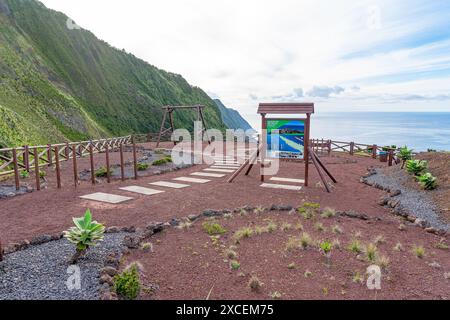 Punto panoramico e area ricreativa con altalena in cima alla Faja de Joao Dias. Isola di São Jorge-Azzorre-Portogallo. Foto Stock