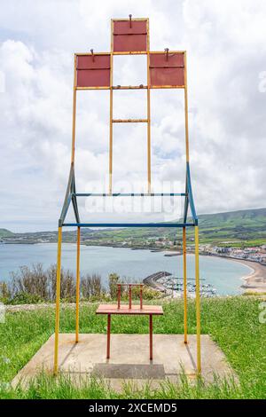 Ex telegrafo ottico di Francisco Antonio Ciera di fronte al porto turistico e alla baia di Vitoria Beach, isola di Terceira, Azzorre, Portogallo Foto Stock