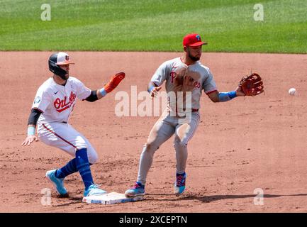 Baltimora, Stati Uniti. 16 giugno 2024. BALTIMORA, MD - 16 GIUGNO: Colton Cowser (17), esterno dei Baltimore Orioles, torna in seconda posizione battendo il lancio contro la seconda base dei Philadelphia Phillies Bryson Stott (5) durante una partita della MLB tra Baltimore Orioles e Philadelphia Phillies, il 16 giugno 2024, all'Orioles Park a Camden Yards, a Baltimore, Maryland. (Foto di Tony Quinn/SipaUSA) credito: SIPA USA/Alamy Live News Foto Stock