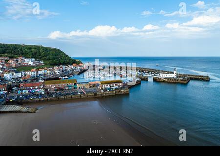 Faro e porto di Scarborough da drone, molo Vincent, Scarborough, North Yorkshire, Inghilterra, Europa Foto Stock
