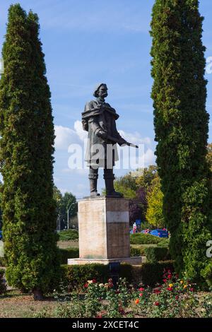 Europa, Romania. Statua di John Hunyadi Ioan de Hunedoara, una figura militare e politica del XV secolo. Foto Stock