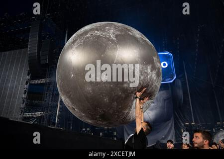 Napoli, Italia. 15 giugno 2024. NEGRAMARO live allo Stadio Diego Armando Maradona, Napoli 15-06-24. Giuliano Sangiorgi durante NEGRAMARO, Concerto musicale a NAPOLI, 15 giugno 2024 Credit: Independent Photo Agency/Alamy Live News Foto Stock