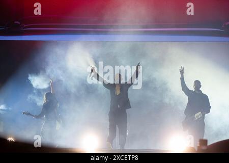 Napoli, Italia. 15 giugno 2024. NEGRAMARO live allo Stadio Diego Armando Maradona, Napoli 15-06-24. Giuliano Sangiorgi durante NEGRAMARO, Concerto musicale a NAPOLI, 15 giugno 2024 Credit: Independent Photo Agency/Alamy Live News Foto Stock