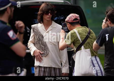 Milano, Italia. 15 giugno 2024. Persone alla sfilata Emporio Armani durante la Milano Menswear Primavera/Estate 2025 il 15 giugno 2024 a Milano, Italia. © foto: Cinzia Camela. Credito: Agenzia fotografica indipendente/Alamy Live News Foto Stock