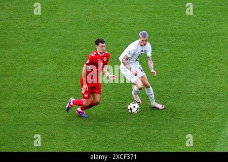 Andreas Christensen Danimarca e Benjamin Sesko Slovenia im Zweikampf, UEFA EURO 2024 - gruppo C, Slovenia vs Danimarca, Arena Stoccarda AM 16. Giugno 2024 a Stoccarda, Germania. Foto von Silas Schueller/DeFodi immagini Andreas Christensen Danimarca e Benjamin Sesko Slovenia combattono per il pallone, UEFA EURO 2024 - gruppo C, Slovenia vs Danimarca, Arena Stoccarda il 16 giugno 2024 a Stoccarda, Germania. Foto di Silas Schueller/DeFodi immagini Defodi-738 738 SVNDEN 20240616 223 *** Andreas Christensen Danimarca e Benjamin Sesko Slovenia in duello, UEFA EURO 2024 gruppo C, Slovenia vs Danimarca, Arena Stuttgar Foto Stock