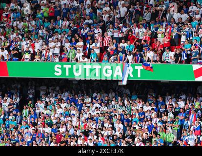 Schriftzug Stuttgart und fans von Slowenien waehrend des Spiels der UEFA EURO 2024 - Gruppe C zwischen Slowenien und Dänemark, Arena Stuttgart AM 16. Giugno 2024 a Stoccarda, Germania. Foto von Stuttgart lettering e tifosi sloveni durante la partita UEFA EURO 2024 - gruppo C tra Slovenia e Danimarca all'Arena Stuttgart il 16 giugno 2024 a Stoccarda, Germania. Foto di Defodi-738 738 SVNDEN 20240616 373 *** lettere di Stoccarda e tifosi sloveni durante la partita UEFA EURO 2024 del gruppo C tra Slovenia e Danimarca, Arena Stoccarda il 16 giugno 2024 a Stoccarda, Germania foto di Stoccarda Foto Stock