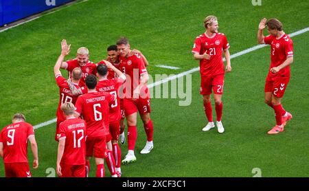 Joachim Andersen Denmark, Morten Hjulmand Denmark, Jannik Vestergaard Denmark, Alexander Bah Denmark, Jonas Wind Denmark, Christian Eriksen Denmark und Andreas Christensen Denmark bejubeln das Tor ihrer Mannschaft, UEFA EURO 2024 - gruppo C, Slovenia vs Danimarca, Arena Stuttgart AM 16. Giugno 2024 a Stoccarda, Germania. Foto von Silas Schueller/DeFodi Images Joachim Andersen Denmark, Morten Hjulmand Denmark, Jannik Vestergaard Denmark, Alexander Bah Denmark, Jonas Wind Denmark, Christian Eriksen Danimarca e Andreas Christensen Danimarca festeggiano il loro gol, UEFA EURO 2024 - gruppo C, Slovenia vs Foto Stock