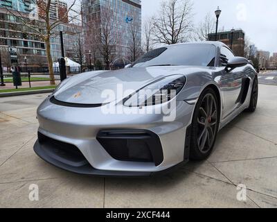 New York City, USA - 10 marzo 2024: Porsche 718 Cayman auto di lusso color argento parcheggiata all'aperto, vista angolo Foto Stock