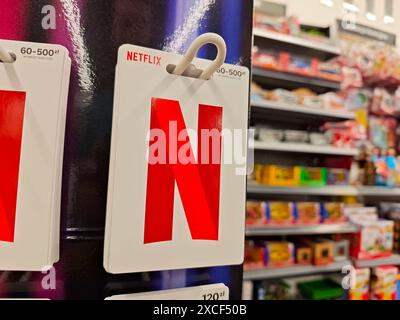 Carte regalo con logo del marchio Netflix vendute in un minimarket, codici coupon per servizi di abbonamento in streaming venduti sul concetto di buoni, dettagli oggetto, n Foto Stock