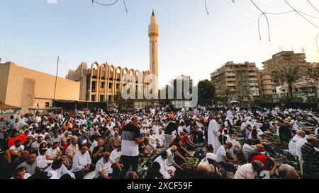 Cairo, Egitto. 16 giugno 2024. La gente si riunisce intorno alla moschea del Cairo per eseguire la preghiera mattutina il primo giorno della festa di Eid al-Adha, segnando la fine del pellegrinaggio hajj alla Mecca, domenica 16 giugno 2024. I musulmani di tutto il mondo celebrano Eid al-Adha per celebrare la fine dell'Haj massacrando pecore, capre, mucche e cammelli per commemorare la volontà del profeta Abramo di sacrificare suo figlio Ismail su ordine di Dio. Foto di/credito UPI: UPI/Alamy Live News Foto Stock