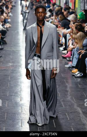 Milano, Italia. 15 giugno 2024. JOHN RICHMOND Runway Primavera/Estate 2025 durante la Milano Fashion Week Menswear il 2024 giugno - Milano, Italia 15/06/2024 credito: dpa/Alamy Live News Foto Stock