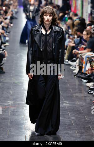 Milano, Italia. 15 giugno 2024. JOHN RICHMOND Runway Primavera/Estate 2025 durante la Milano Fashion Week Menswear il 2024 giugno - Milano, Italia 15/06/2024 credito: dpa/Alamy Live News Foto Stock