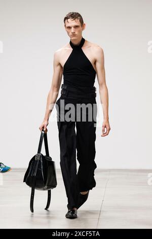 Milano, Italia. 15 giugno 2024. JORDANLUCA Runway Primavera/Estate 2025 durante la Milano Fashion Week Menswear il 2024 giugno - Milano, Italia 15/06/2024 credito: dpa/Alamy Live News Foto Stock