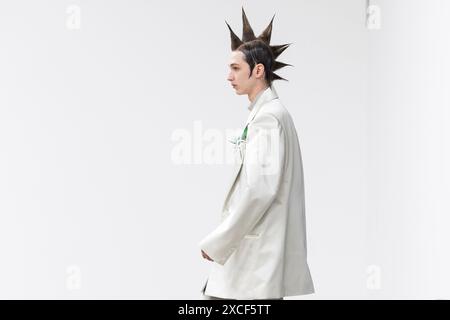 Milano, Italia. 15 giugno 2024. JORDANLUCA Runway Primavera/Estate 2025 durante la Milano Fashion Week Menswear il 2024 giugno - Milano, Italia 15/06/2024 credito: dpa/Alamy Live News Foto Stock