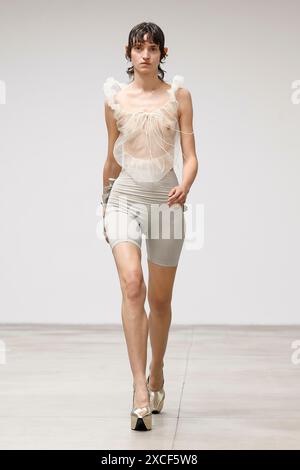 Milano, Italia. 15 giugno 2024. JORDANLUCA Runway Primavera/Estate 2025 durante la Milano Fashion Week Menswear il 2024 giugno - Milano, Italia 15/06/2024 credito: dpa/Alamy Live News Foto Stock