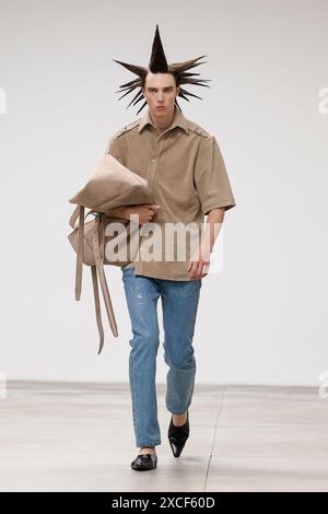 Milano, Italia. 15 giugno 2024. JORDANLUCA Runway Primavera/Estate 2025 durante la Milano Fashion Week Menswear il 2024 giugno - Milano, Italia 15/06/2024 credito: dpa/Alamy Live News Foto Stock