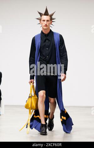 Milano, Italia. 15 giugno 2024. JORDANLUCA Runway Primavera/Estate 2025 durante la Milano Fashion Week Menswear il 2024 giugno - Milano, Italia 15/06/2024 credito: dpa/Alamy Live News Foto Stock