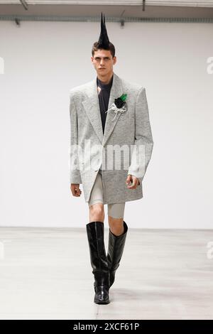 Milano, Italia. 15 giugno 2024. JORDANLUCA Runway Primavera/Estate 2025 durante la Milano Fashion Week Menswear il 2024 giugno - Milano, Italia 15/06/2024 credito: dpa/Alamy Live News Foto Stock