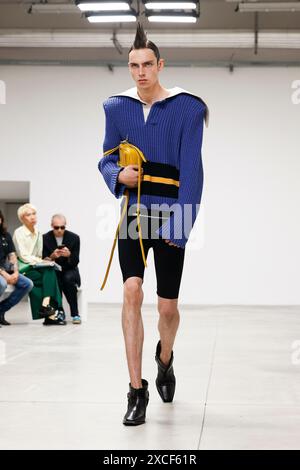 Milano, Italia. 15 giugno 2024. JORDANLUCA Runway Primavera/Estate 2025 durante la Milano Fashion Week Menswear il 2024 giugno - Milano, Italia 15/06/2024 credito: dpa/Alamy Live News Foto Stock