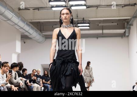 Milano, Italia. 15 giugno 2024. JORDANLUCA Runway Primavera/Estate 2025 durante la Milano Fashion Week Menswear il 2024 giugno - Milano, Italia 15/06/2024 credito: dpa/Alamy Live News Foto Stock