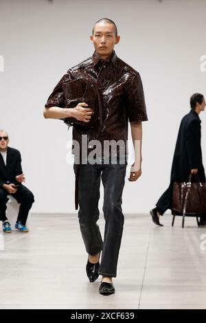 Milano, Italia. 15 giugno 2024. JORDANLUCA Runway Primavera/Estate 2025 durante la Milano Fashion Week Menswear il 2024 giugno - Milano, Italia 15/06/2024 credito: dpa/Alamy Live News Foto Stock