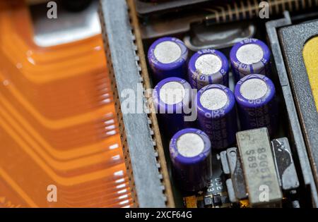 Componenti elettronici all'interno di un dispositivo elettrico generico, computer, percorsi dati, macro oggetto condensatori, dettaglio dettaglio dettaglio estremo di primo piano, copia spazio, nessuno. PZ Foto Stock