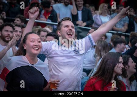 Londra, Regno Unito. 16 giugno 2024. EURO 2024: Inghilterra contro Serbia. I tifosi del grande schermo 4TheFans a North Greenwich si divertono dopo che il gol del centrocampista Jude Bellingham ha dato all'Inghilterra una vittoria per 1-0 nella gara di apertura di Euro 2024 contro la Serbia. Crediti: Guy Corbishley/Alamy Live News Foto Stock