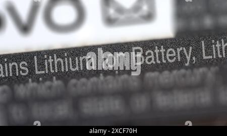 Contiene l'etichetta della batteria agli ioni di litio stampata su un tablet laptop generico con dispositivo elettronico. Rifiuti e ambiente delle batterie agli ioni di litio, batteria agli ioni di litio e. Foto Stock