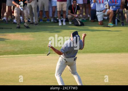 Villaggio di Pinehurst, Stati Uniti. 17 giugno 2024. Bryson DeChambeau degli Stati Uniti celebra dopo aver vinto il 124° campionato di golf US Open al Pinehurst Resort & Country Club di Pinehurst, N.C. domenica 16 giugno 2024. Crediti: UPI/Alamy Live News Foto Stock