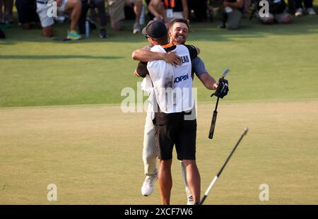 Villaggio di Pinehurst, Stati Uniti. 17 giugno 2024. Bryson DeChambeau degli Stati Uniti abbraccia il suo caddie dopo aver vinto il 124° campionato di golf US Open al Pinehurst Resort & Country Club di Pinehurst, N.C. domenica 16 giugno 2024. Crediti: UPI/Alamy Live News Foto Stock