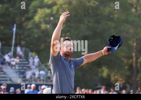 Villaggio di Pinehurst, Stati Uniti. 17 giugno 2024. Bryson DeChambeau degli Stati Uniti celebra dopo aver vinto il 124° campionato di golf U.S. Open al Pinehurst Resort & Country Club di Pinehurst, N.C. domenica 16 giugno 2024. Crediti: UPI/Alamy Live News Foto Stock