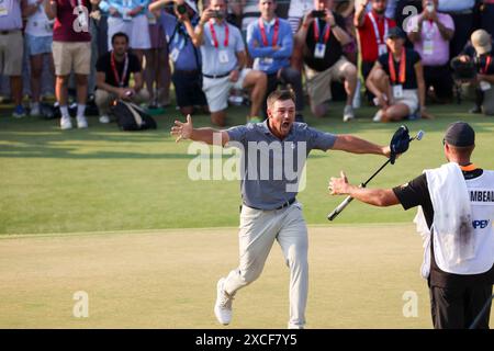 Villaggio di Pinehurst, Stati Uniti. 17 giugno 2024. Bryson DeChambeau degli Stati Uniti corre verso il suo caddie dopo aver vinto il 124° campionato di golf US Open al Pinehurst Resort & Country Club di Pinehurst, N.C. domenica 16 giugno 2024. Crediti: UPI/Alamy Live News Foto Stock