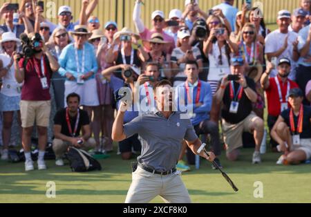 Villaggio di Pinehurst, Stati Uniti. 17 giugno 2024. Bryson DeChambeau degli Stati Uniti celebra dopo aver vinto il 124° campionato di golf U.S. Open al Pinehurst Resort & Country Club di Pinehurst, N.C. domenica 16 giugno 2024. Crediti: UPI/Alamy Live News Foto Stock