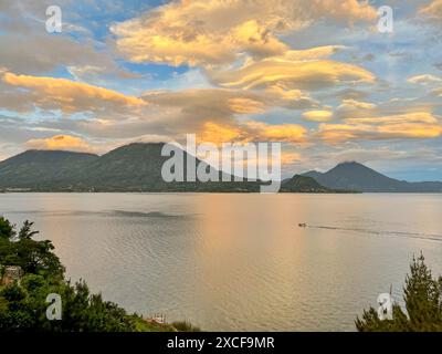 Splendida vista al tramonto sui vulcani che circondano il lago Atitlan in Guatemala Foto Stock