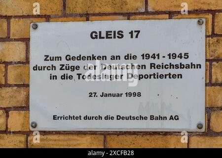 Berlino Germania 2024: Il memoriale Gleis 17 presso la stazione di Grunewald commemora la deportazione di migliaia di ebrei. I treni partirono da qui. Foto Stock