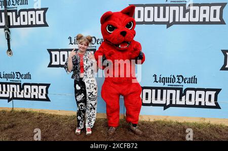 Leicestershire, Regno Unito. Sabato 16 giugno 2024. Harper posa per una foto con The Download Dog al Download Festival 2024 a Donington Park. Crediti: Jon Harris/Alamy Live News Foto Stock