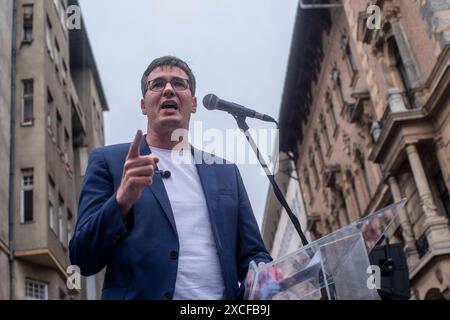 Rielezione di Lord sindaco Karacsony, Budapest, Ungheria UNGARN, 14.06.2024, Budapest V. Bezirk. Kommunalwahlen vom 9. Juni: Eine teilweise Neuauszehlung bestimmt ueber den Sieg des bisherigen Oberbuergermeisters Gergely Karacsony. Wahlbetrug fuerchtend Hat er Seine Anhaenger vor das Gebaeude der Nationalen Wahlkommission gerufen. Rede vor dem positiven Ergebnis. Elezioni locali del 9 giugno: Un riconteggio parziale decide sulla vittoria finale del sindaco Gergely Karacsony. Temendo manipolazioni, ha chiamato i suoi sostenitori a radunarsi di fronte all'edificio della commissione elettorale. Discorso prima della p Foto Stock