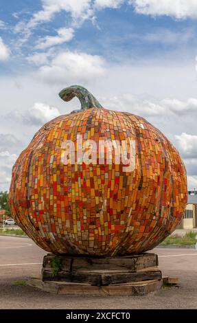 Colorado Springs, Colorado - 9 giugno 2024: The 11-foot-height Pumpkin in Colorado Springs, Colorado Foto Stock