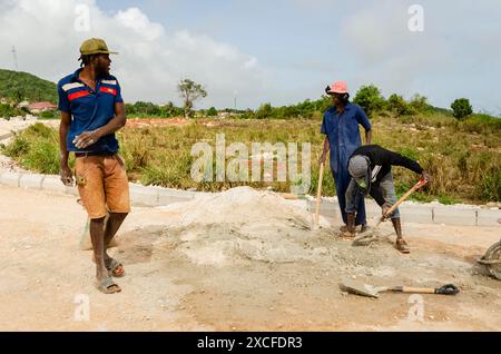 Uomini che mescolano la Malta nel cantiere stradale Foto Stock