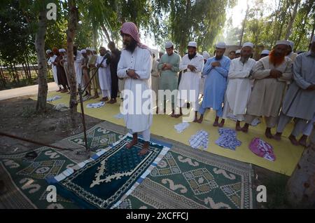 Peshawar, Peshawar, Pakistan. 16 giugno 2024. I rifugiati afghani eseguono la preghiera di Eid al-Adha in Pakistan. PESHAWAR, PAKISTAN - 16 GIUGNO: I rifugiati afghani si riuniscono per la preghiera di Eid al-Adha in una moschea nel campo profughi di Kazana alla periferia di Peshawar, Pakistan domenica 16 giugno 2024 (Credit Image: © Hussain Ali/ZUMA Press Wire) SOLO USO EDITORIALE! Non per USO commerciale! Foto Stock