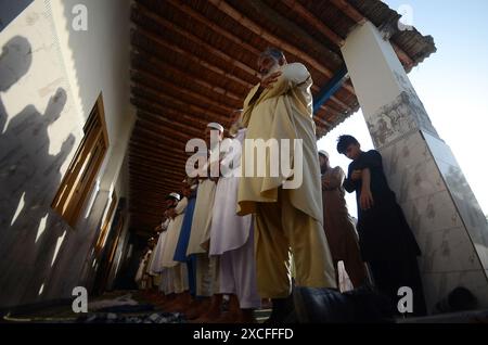 Peshawar, Peshawar, Pakistan. 16 giugno 2024. I rifugiati afghani eseguono la preghiera di Eid al-Adha in Pakistan. PESHAWAR, PAKISTAN - 16 GIUGNO: I rifugiati afghani si riuniscono per la preghiera di Eid al-Adha in una moschea nel campo profughi di Kazana alla periferia di Peshawar, Pakistan domenica 16 giugno 2024 (Credit Image: © Hussain Ali/ZUMA Press Wire) SOLO USO EDITORIALE! Non per USO commerciale! Foto Stock