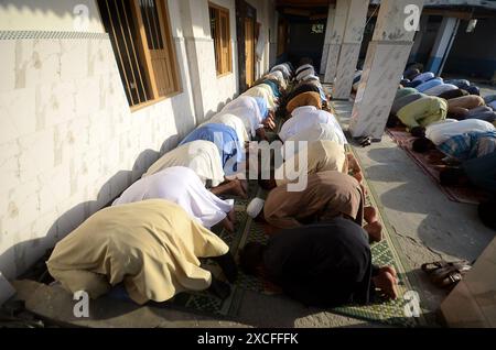 Peshawar, Peshawar, Pakistan. 16 giugno 2024. I rifugiati afghani eseguono la preghiera di Eid al-Adha in Pakistan. PESHAWAR, PAKISTAN - 16 GIUGNO: I rifugiati afghani si riuniscono per la preghiera di Eid al-Adha in una moschea nel campo profughi di Kazana alla periferia di Peshawar, Pakistan domenica 16 giugno 2024 (Credit Image: © Hussain Ali/ZUMA Press Wire) SOLO USO EDITORIALE! Non per USO commerciale! Foto Stock