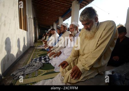 Peshawar, Peshawar, Pakistan. 16 giugno 2024. I rifugiati afghani eseguono la preghiera di Eid al-Adha in Pakistan. PESHAWAR, PAKISTAN - 16 GIUGNO: I rifugiati afghani si riuniscono per la preghiera di Eid al-Adha in una moschea nel campo profughi di Kazana alla periferia di Peshawar, Pakistan domenica 16 giugno 2024 (Credit Image: © Hussain Ali/ZUMA Press Wire) SOLO USO EDITORIALE! Non per USO commerciale! Foto Stock