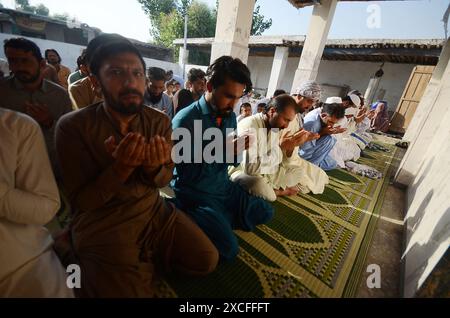 Peshawar, Peshawar, Pakistan. 16 giugno 2024. I rifugiati afghani eseguono la preghiera di Eid al-Adha in Pakistan. PESHAWAR, PAKISTAN - 16 GIUGNO: I rifugiati afghani si riuniscono per la preghiera di Eid al-Adha in una moschea nel campo profughi di Kazana alla periferia di Peshawar, Pakistan domenica 16 giugno 2024 (Credit Image: © Hussain Ali/ZUMA Press Wire) SOLO USO EDITORIALE! Non per USO commerciale! Foto Stock