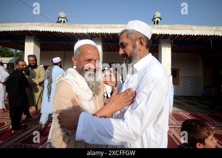 Peshawar, Peshawar, Pakistan. 16 giugno 2024. I rifugiati afghani eseguono la preghiera di Eid al-Adha in Pakistan. PESHAWAR, PAKISTAN - 16 GIUGNO: I rifugiati afghani si riuniscono per la preghiera di Eid al-Adha in una moschea nel campo profughi di Kazana alla periferia di Peshawar, Pakistan domenica 16 giugno 2024 (Credit Image: © Hussain Ali/ZUMA Press Wire) SOLO USO EDITORIALE! Non per USO commerciale! Foto Stock