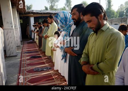 Peshawar, Peshawar, Pakistan. 16 giugno 2024. I rifugiati afghani eseguono la preghiera di Eid al-Adha in Pakistan. PESHAWAR, PAKISTAN - 16 GIUGNO: I rifugiati afghani si riuniscono per la preghiera di Eid al-Adha in una moschea nel campo profughi di Kazana alla periferia di Peshawar, Pakistan domenica 16 giugno 2024 (Credit Image: © Hussain Ali/ZUMA Press Wire) SOLO USO EDITORIALE! Non per USO commerciale! Foto Stock