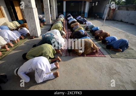 Peshawar, Peshawar, Pakistan. 16 giugno 2024. I rifugiati afghani eseguono la preghiera di Eid al-Adha in Pakistan. PESHAWAR, PAKISTAN - 16 GIUGNO: I rifugiati afghani si riuniscono per la preghiera di Eid al-Adha in una moschea nel campo profughi di Kazana alla periferia di Peshawar, Pakistan domenica 16 giugno 2024 (Credit Image: © Hussain Ali/ZUMA Press Wire) SOLO USO EDITORIALE! Non per USO commerciale! Foto Stock