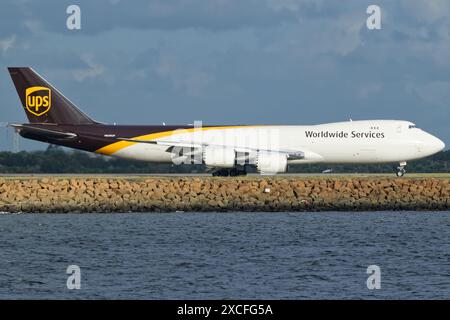 UPS Boeing 747-8 che rallenta la pista all'aeroporto di Sydney. Foto Stock